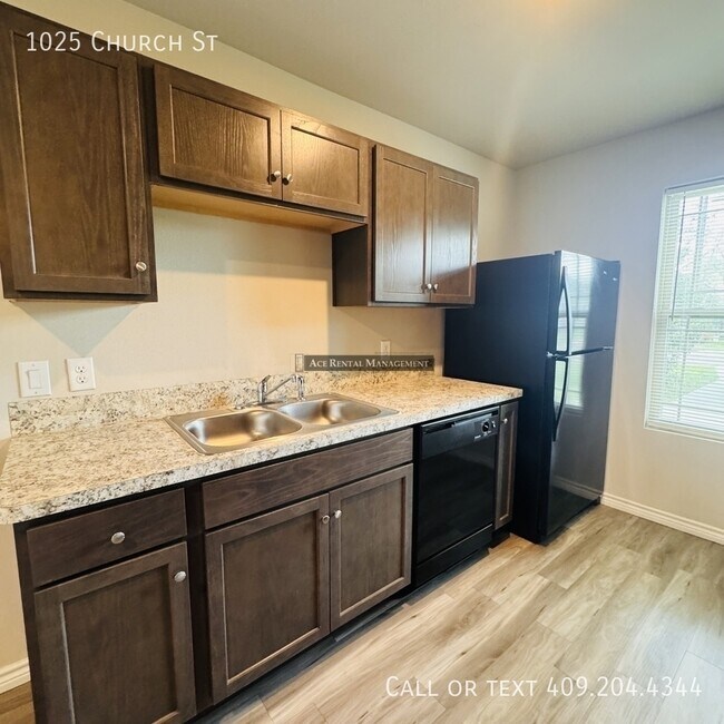 Building Photo - 1025 Church St