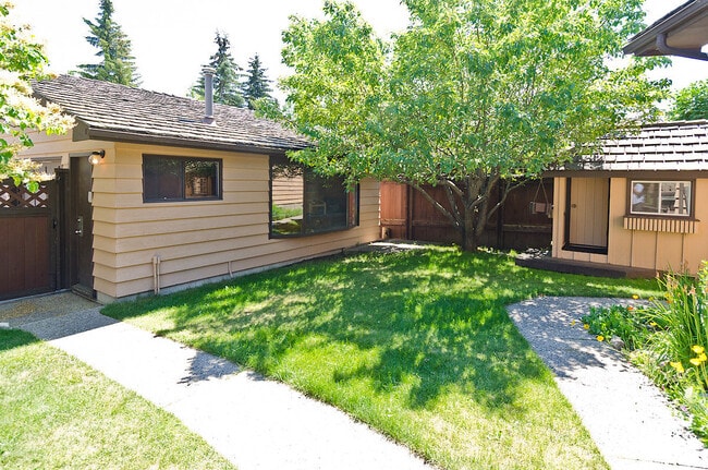 Building Photo - 740 Coach Bluff Crescent SW