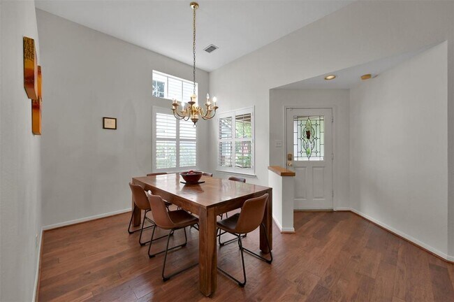 Building Photo - 24 E New Avery Pl