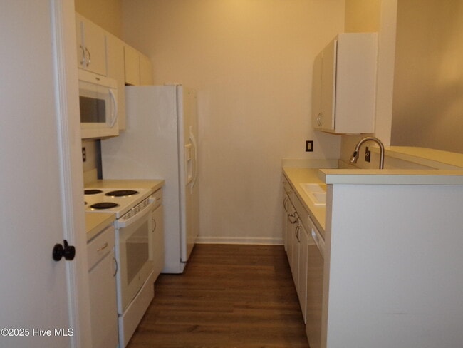 Building Photo - 127 Village Ct