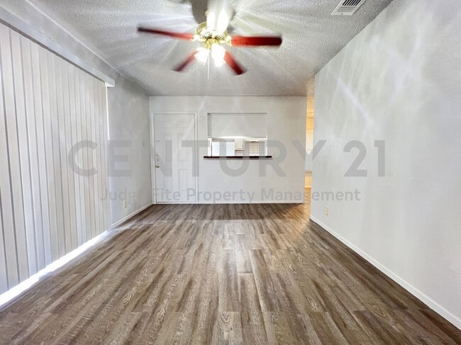 Foto del edificio - Charming 2/1 Duplex in Denton Priced to Move!