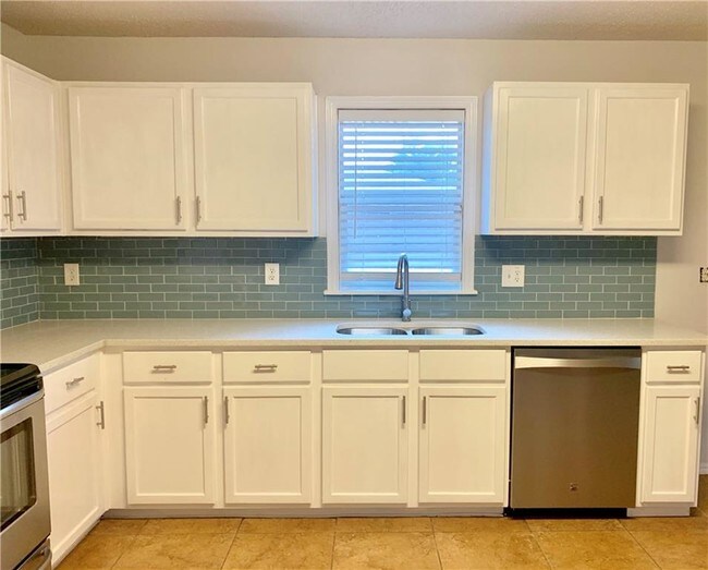 Foto del edificio - 4825 Cedar Crest Dr