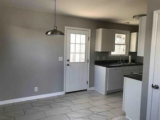Building Photo - 407 Hazel Dr