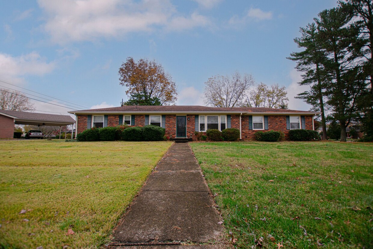 Primary Photo - Three Bedroom off Memorial!