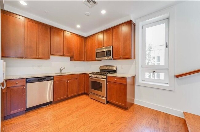 Building Photo - 66 Morris St