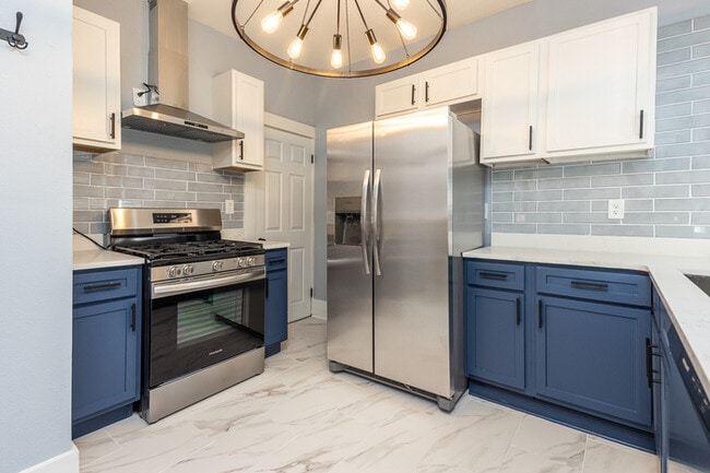 Building Photo - Updated Midtown charmer