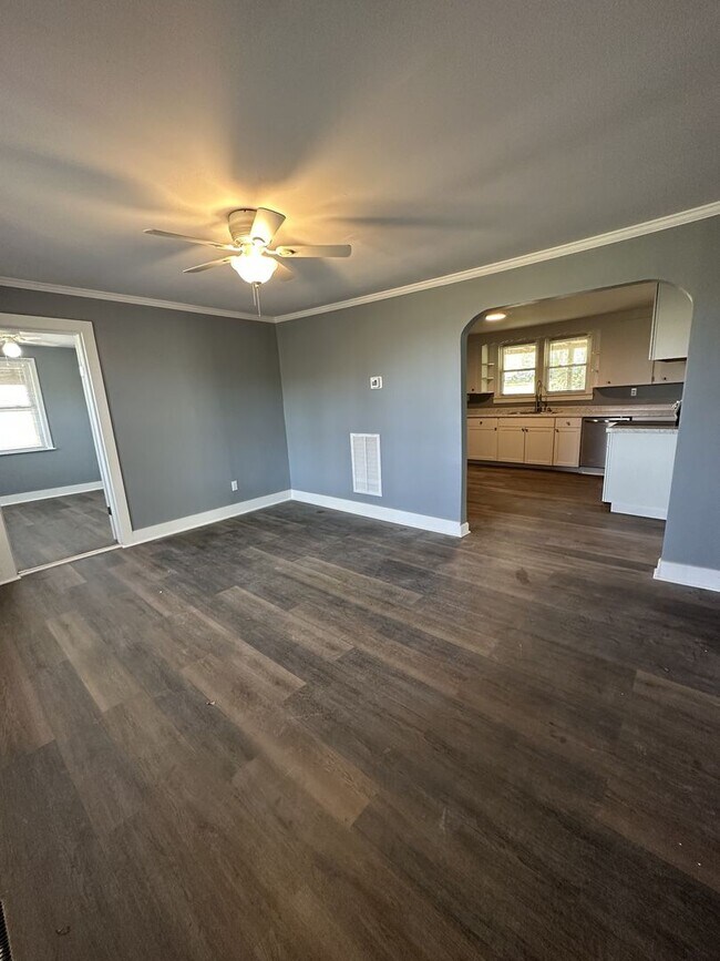 Building Photo - Newly Renovated 4 Bed, 2 Bath in Dickson