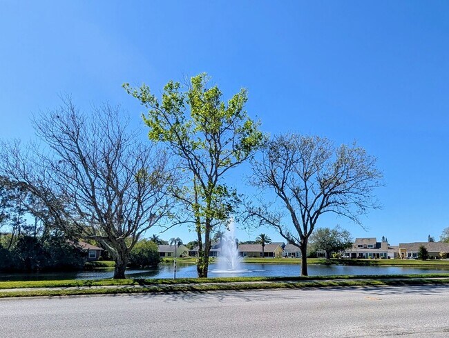 Foto del edificio - 2/2/1 1200sf Villa with Community Clubhouse & Pool... TRASH, LAWNCARE & BASIC CABLE INCLUDED!