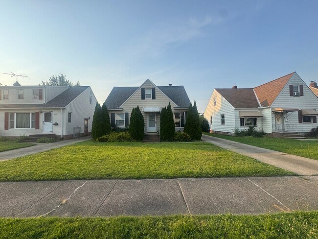 Building Photo - Charming 3-Bedroom Property in Prime Location