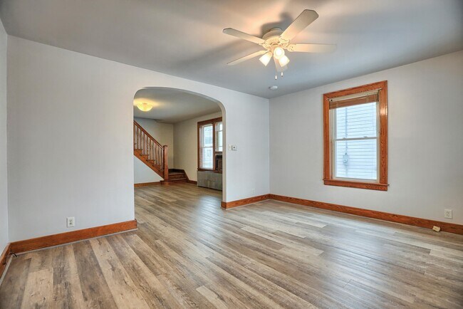 Building Photo - 402 W Cherry St