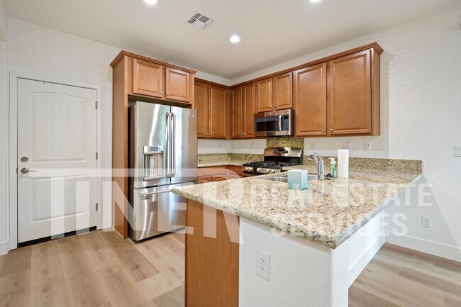 Foto del edificio - Stunning Newer Roseville Home is Charming ...
