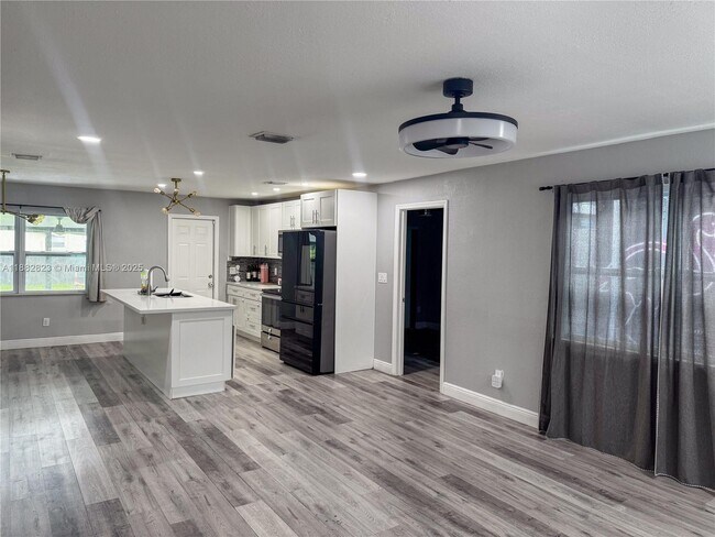 Foto del edificio - 4710 SW 18th St