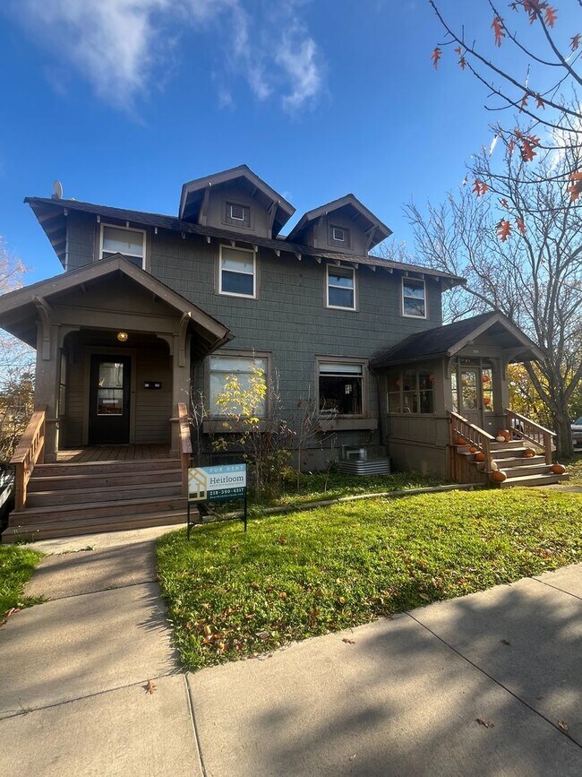 Building Photo - 920-922 E 4th St