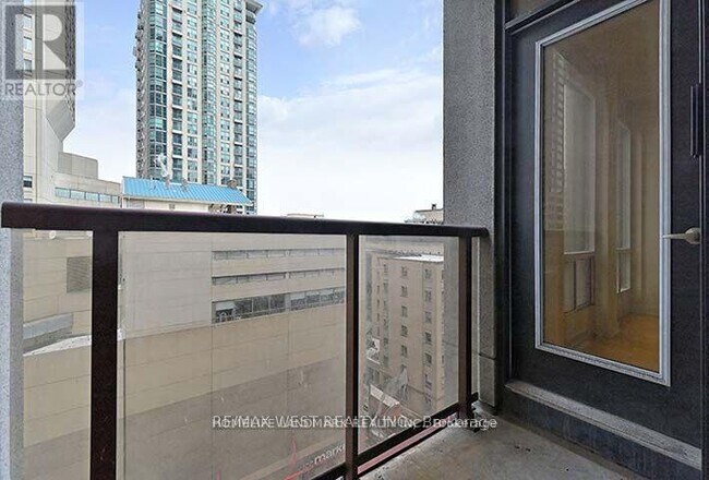 Photo du bâtiment - 85-1285 Bloor St E