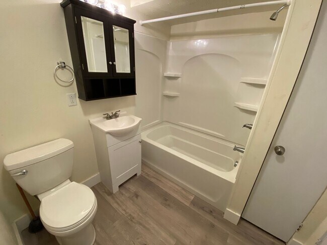 Foto del edificio - 2BR House with off street parking!