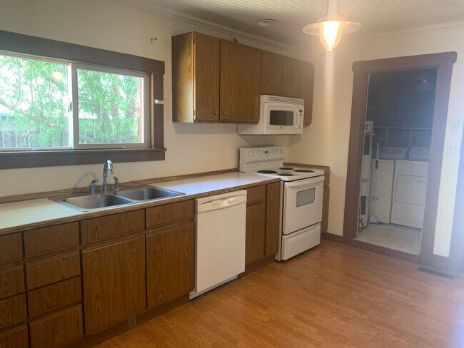 Foto del edificio - Spacious 3 bedroom home with two separate ...