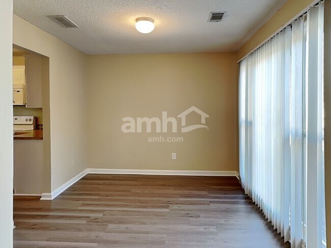 Foto del edificio - 285 Thornbush Ln