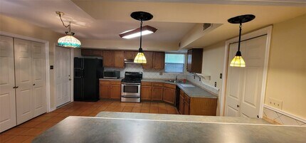 Building Photo - 20111 Beechview Ln