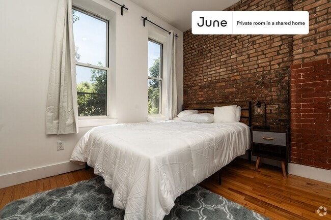 Building Photo - Private bedroom in 3 bed/1 bath Home
