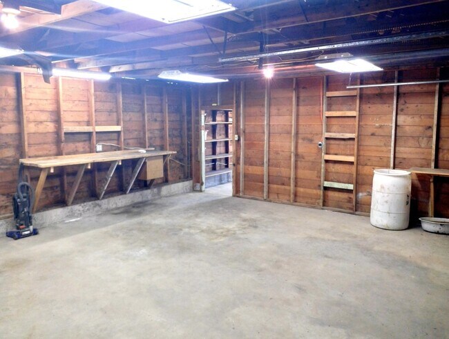 Building Photo - 2121 5th Ave