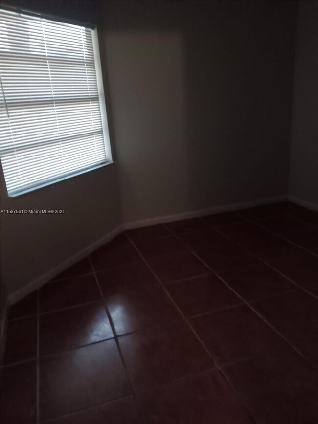 Building Photo - 4006 Lakeside Dr