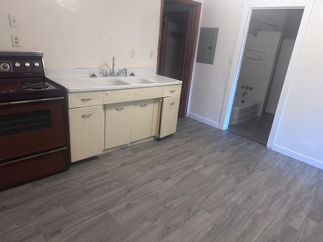 Building Photo - 702 Don St