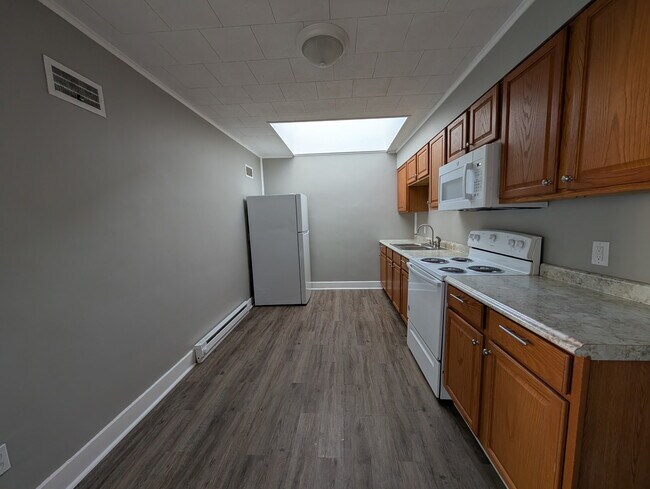 Foto del edificio - 56 1/2 W. Main St. -C