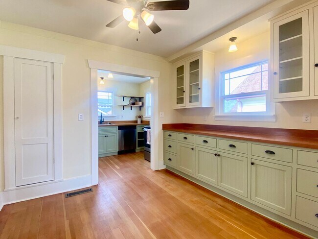 Building Photo - Refreshed Enumclaw Craftsman w/ 930 sqft b...