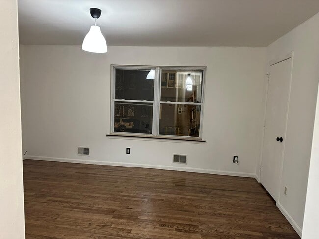 Building Photo - 857 Martin St