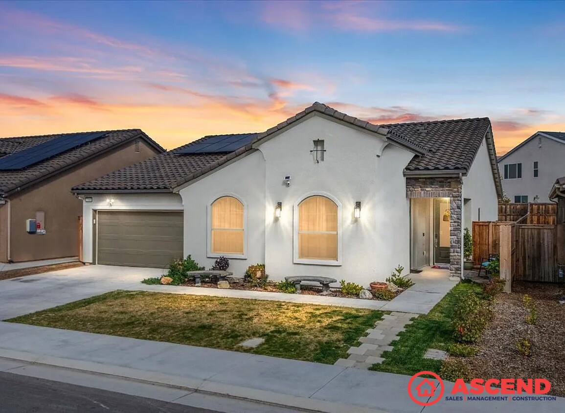 Foto principal - Beautiful 3 Bed, 3 Bath Home with Solar In...