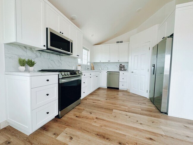 Building Photo - Newly Renovated 3 Bed / 2 Bath - 1.5 Miles...