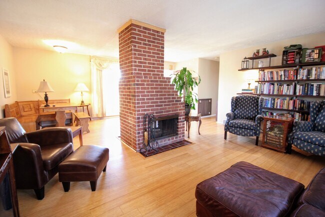 Foto del edificio - Charming Rambler on Corner Lot *Coming Soon*