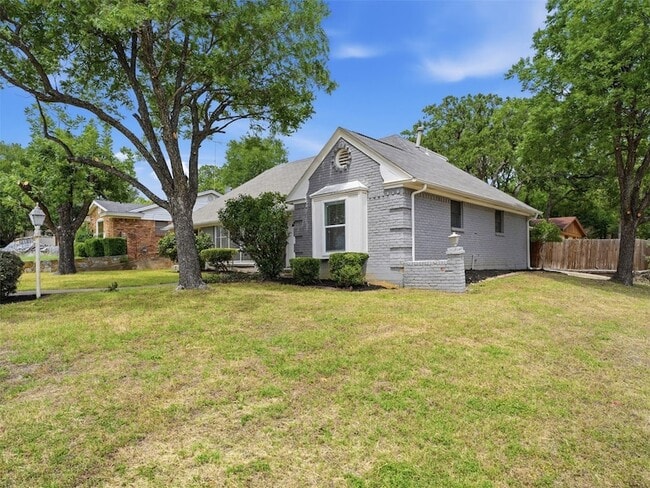 Building Photo - 2121 Canton Dr