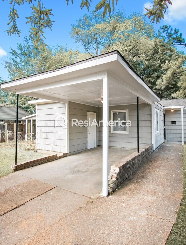 Building Photo - Newly Renovated 3/1 In 38111