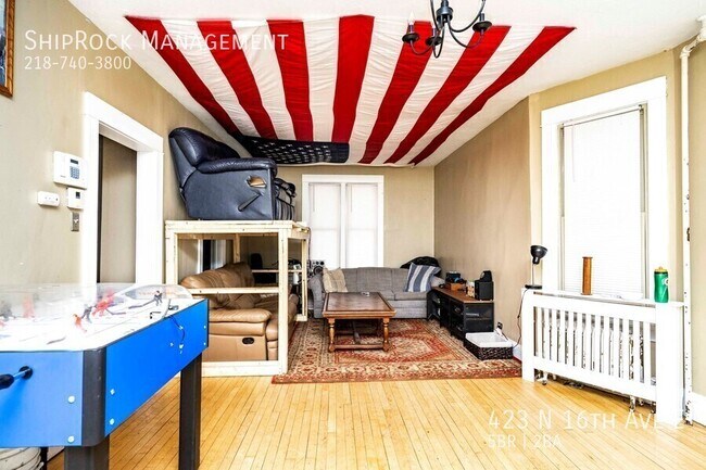 Foto del edificio - 423 N 16th Ave E