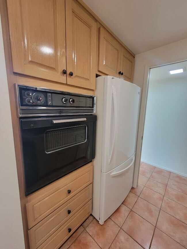 Building Photo - HUGE UPPER 1BD/1.5BA CONDO WITH LOFT, PARKING LAUNDRY AND 2 PRIVATE BALCONIES!!