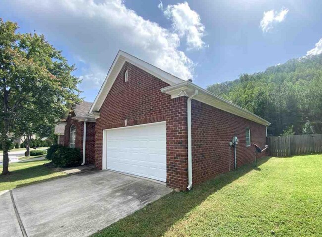 Building Photo - 1131 Castlemaine Dr