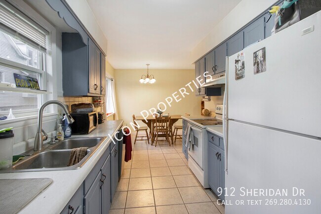 Building Photo - 912 Sheridan Dr