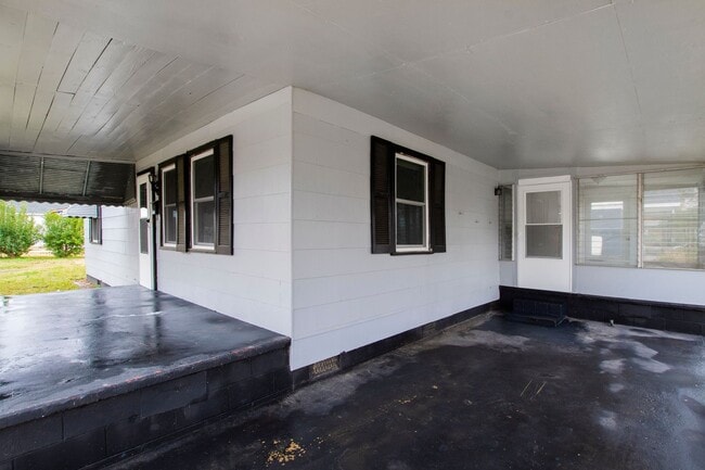 Building Photo - 402 Collier St