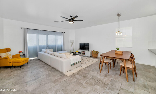 Foto del edificio - 7855 N 20th Glen