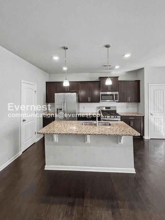 Foto del edificio - 3 Bed/2.5 Bath Townhome with Garage / Pet-Friendly / Available Now!