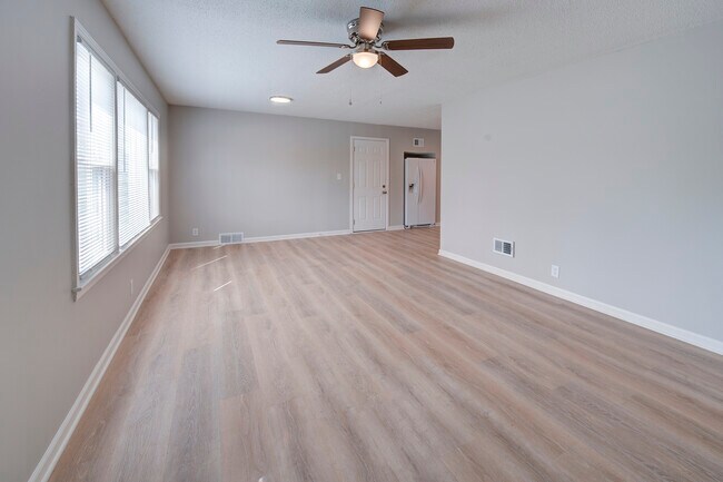 Building Photo - 3712 NE Vivion Rd