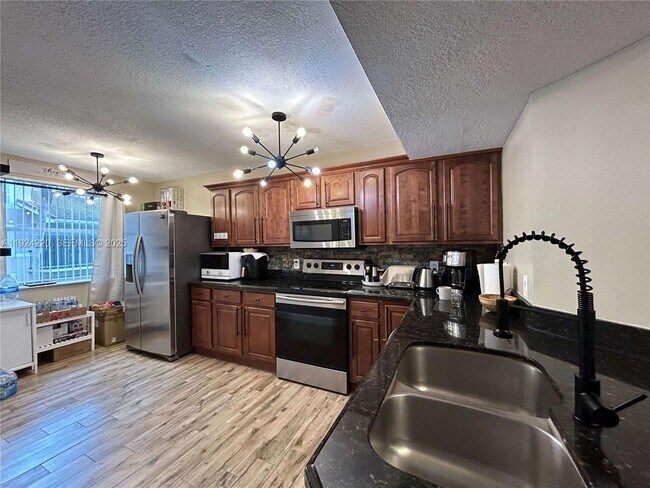 Foto del edificio - 8977 Wiles Rd