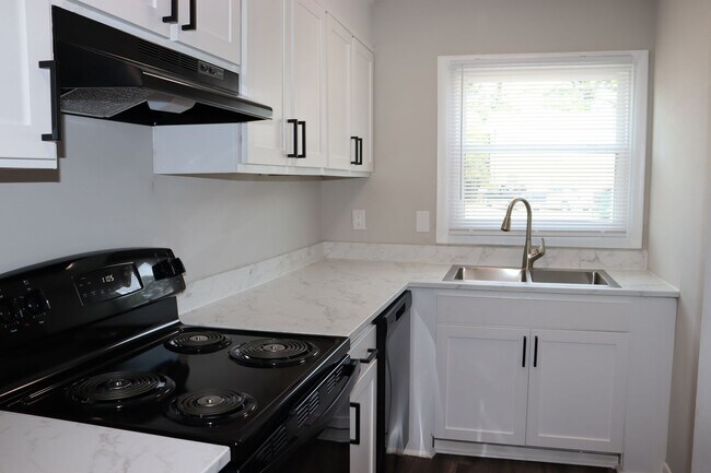 Building Photo - SPECIAL - Beautifully Renovated 2 Bedroom ...