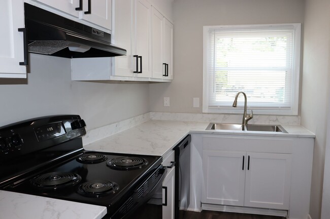Building Photo - SPECIAL - Beautifully Renovated 2 Bedroom ...