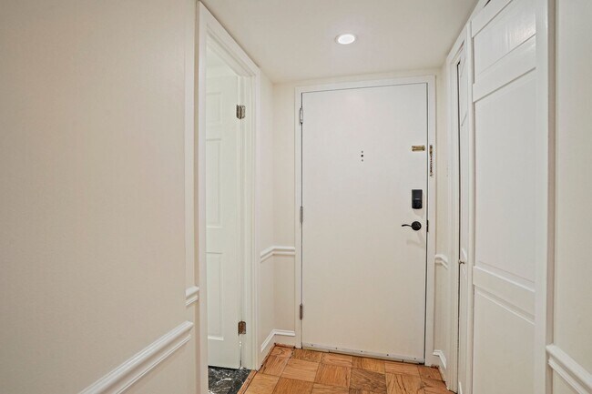 Foto del edificio - Beautiful One Bedroom in the Heart of Foggy Bottom| Water and Gas Included!