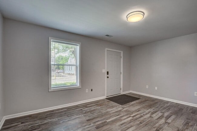 Building Photo - 809 Isabella St