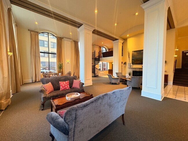 Foto del edificio - *MOVE IN SPECIAL* 1/2 OFF FIRST FULL MONTHS RENT! 2br Condo In The Goodwyn Building!  Rooftop Off...