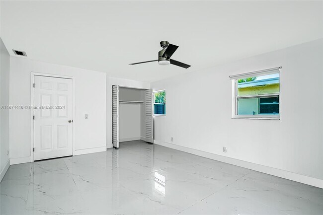Building Photo - 3901 SW 59th Ter