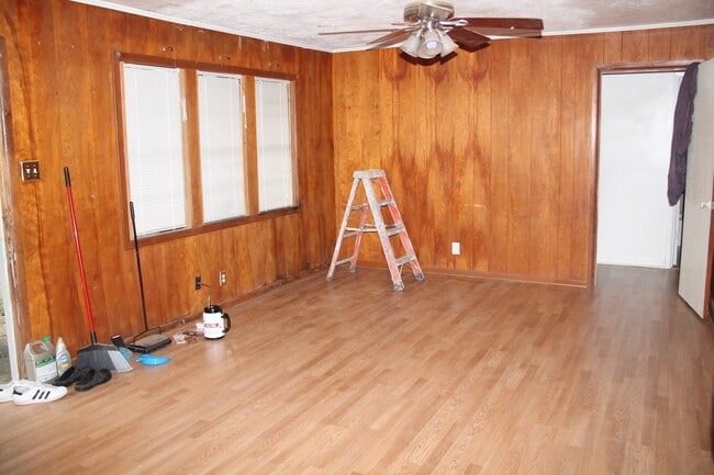 Building Photo - $1295. Simple small house. Great value for...